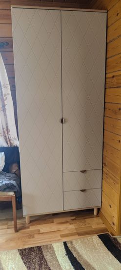 Собрана мебель с выдвижными ящиками: установлены ножки, прикреплены фасады, закреплены ручки, отрегулированы направляющие. Завершён монтаж всех элементов, обеспечена устойчивость конструкции.