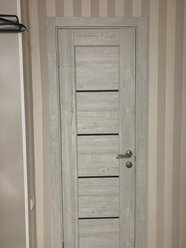 Установлены доборы на межкомнатную дверь, обеспечивая аккуратное оформление проема. Завершена работа по монтажу, улучшен внешний вид и функциональность конструкции.