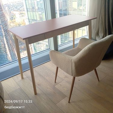 Собран стул: установлены ножки, закреплено сиденье, проверена устойчивость, обеспечена надежность конструкции. Завершено аккуратно, без дефектов, готово к использованию.