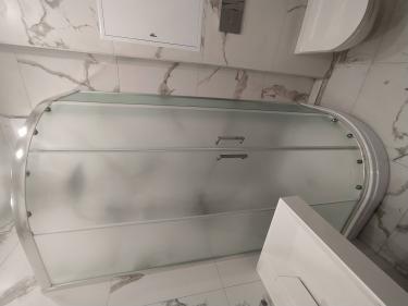 Установлена душевая кабина с полукруглыми матовыми стеклянными дверцами на поддоне, закреплена фурнитура, герметизация швов, подключение к водопроводу, проверка функциональности.