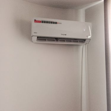 На стене закреплен внутренний блок, подключены коммуникации, проложены трубки, выполнено подключение к электросети, проверена герметичность, протестирована работа устройства.