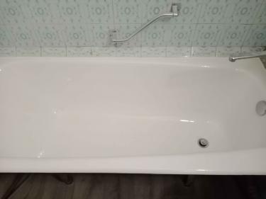 Поверхность ванны обновлена, нанесён свежий акрил, устранены дефекты, восстановлено покрытие, обеспечена гладкость и блеск, ванна выглядит как новая, готова к использованию.