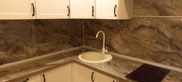 Выполнена установка кухонной поверхности с вырезами для мойки и варочной панели. Тщательно подогнаны стыки, обеспечена точная подгонка к стенам. Поверхность гармонирует с интерьером.