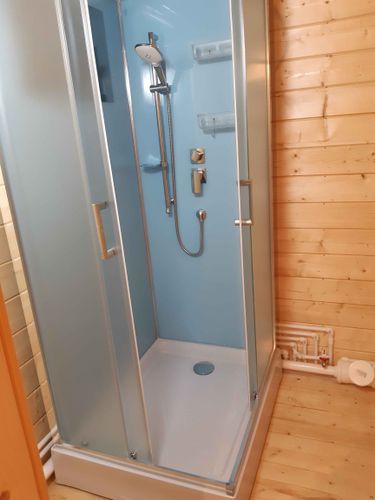 Установлено герметичное ограждение, подключены водопроводные коммуникации, смонтированы панели, закреплены дверцы, подключены форсунки для массажа, проверена функциональность оборудования.