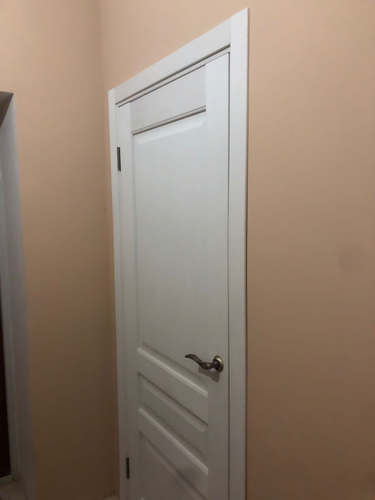 Установлены дополнительные элементы на внутреннюю дверь, обеспечивая плавный переход между стеной и полотном. Завершено оформление проема, добавлена декоративная отделка, улучшен внешний вид.