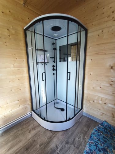 Установлена современная душевая конструкция с гидромассажем: подключены коммуникации, закреплены стеклянные панели, смонтированы дверцы, проверена герметичность, подключены форсунки.