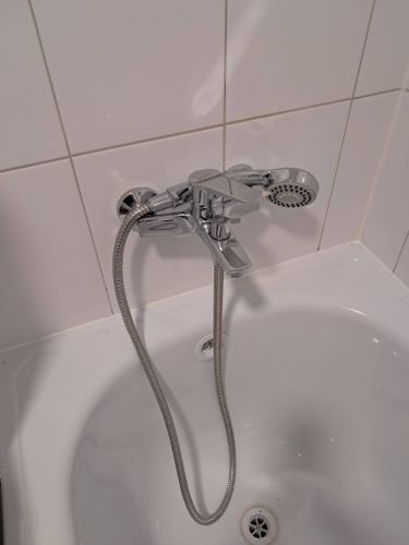 Выполнена замена изношенной кранбуксы в смесителе. Установлен новый элемент, обеспечивающий надежное функционирование, устранены протечки, восстановлена герметичность соединений.