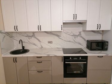 Установлены шкафы, закреплены фасады, смонтирована столешница, подключена варочная панель, врезана мойка, установлены ручки, выполнена подгонка всех элементов, обеспечена функциональность.