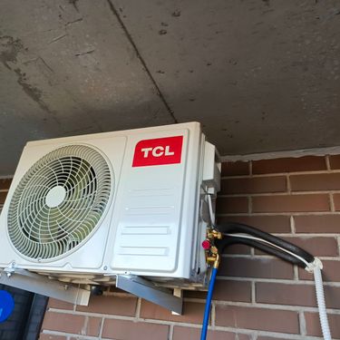 Установлено новое климатическое оборудование, подключены коммуникации, проверена герметичность соединений, протестирована работа системы, выполнена настройка оптимального режима охлаждения.