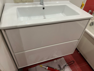 Изображение демонстрирует завершённую установку нового крана на кухне. Устройство аккуратно закреплено, обеспечена герметичность соединений, рабочая зона очищена от мусора и остатков материалов.