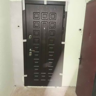 Установлена новая дверь, выполнен монтаж коробки, закреплены петли, врезан замок, проверена работа ручки, произведена герметизация швов, завершена отделка откосов.