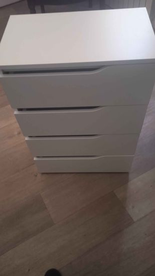 Собран белый комод с четырьмя выдвижными ящиками. Все детали аккуратно соединены, конструкция устойчива, фасады ровные, ящики легко открываются и закрываются.