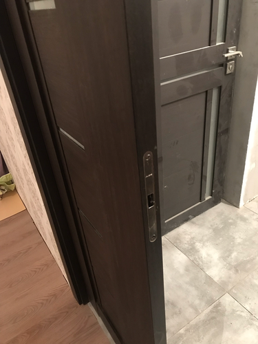 Установлены двустворчатые двери: закреплены петли, врезаны замки, отрегулированы створки, проверена плавность хода, завершена отделка проема, установлены наличники.