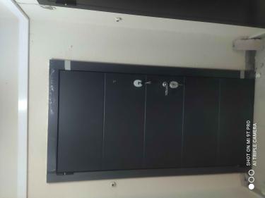 Установлена новая металлическая дверь, заменены замки, отрегулированы петли, обновлены наличники, проведена герметизация швов, обеспечена надежная фиксация конструкции в проеме.