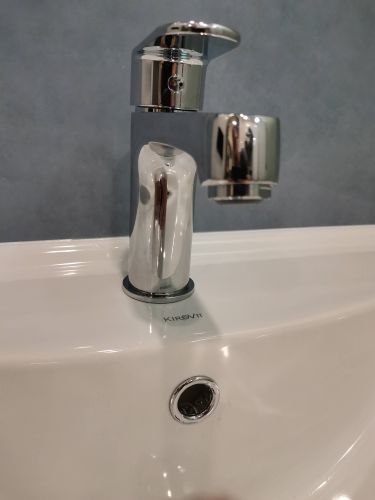 Изображение демонстрирует установленное зеркало в ванной комнате. Работа выполнена аккуратно: закреплено на стене, выровнено по уровню, надежно зафиксировано, обеспечивая безопасность и эстетичность.