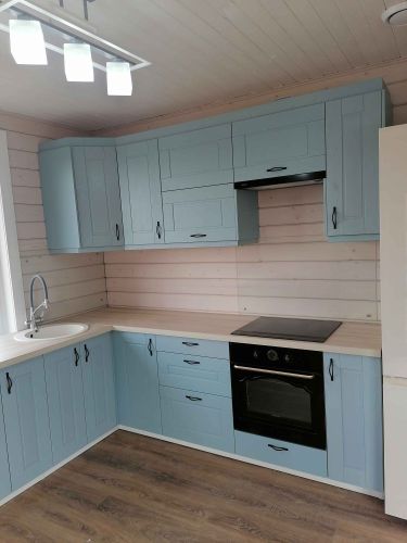 Установлены шкафы, закреплены фасады, смонтирована столешница, врезана мойка, подключена варочная панель, установлены ручки, отрегулированы дверцы, завершена сборка кухни.