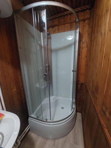 Установлена новая душевая кабина на месте старой ванны, подключены водопровод и слив, выполнена герметизация швов, обновлено напольное покрытие, обеспечена функциональность конструкции.