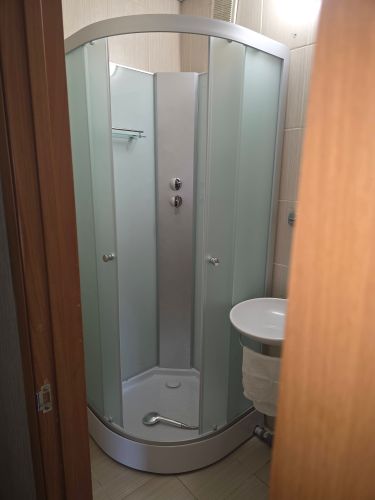 Установка душевой кабины шириной до 90 см