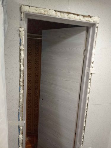 Установлена складная конструкция, закреплены направляющие, отрегулированы петли, зафиксирована коробка, применена монтажная пена для герметизации, проверена плавность движения створок.