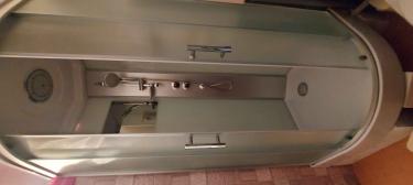 Установлена современная душевая конструкция с низким основанием. Смонтированы стеклянные панели, закреплены дверцы, подключены водопроводные коммуникации, проверена герметичность соединений.