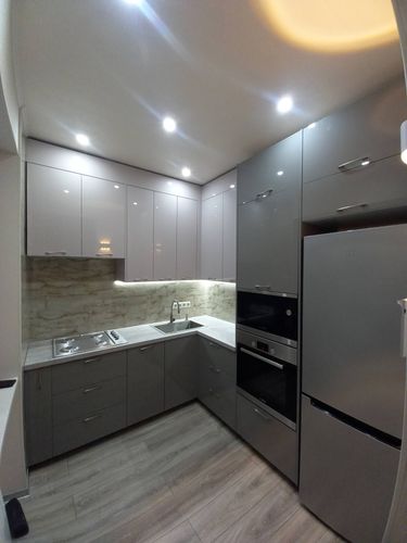 Установлены шкафы, закреплена столешница, подключена техника, смонтирована мойка, проведены коммуникации, выполнена подгонка деталей, обеспечена функциональность и эстетика.