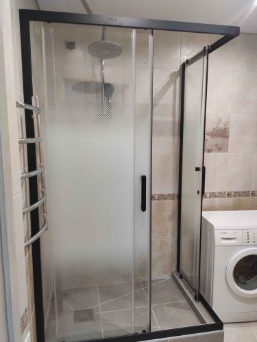 Установлены стеклянные панели, закреплены профили, смонтирован поддон, подключен душевой смеситель, герметизированы швы, проверена работа дверей, обеспечена водонепроницаемость.