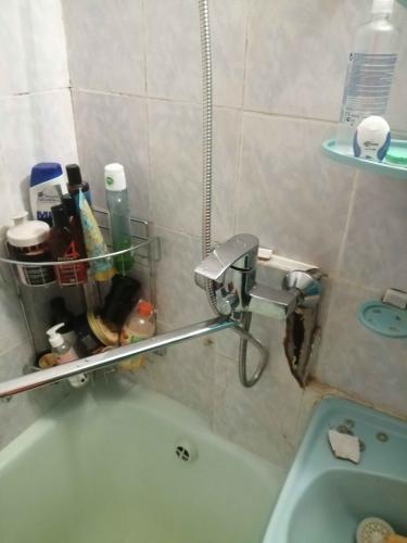 Проведена замена прокладок, устранены протечки, отрегулирован напор воды, обновлены крепления, проверена герметичность соединений, очищены аэраторы, восстановлена функциональность.