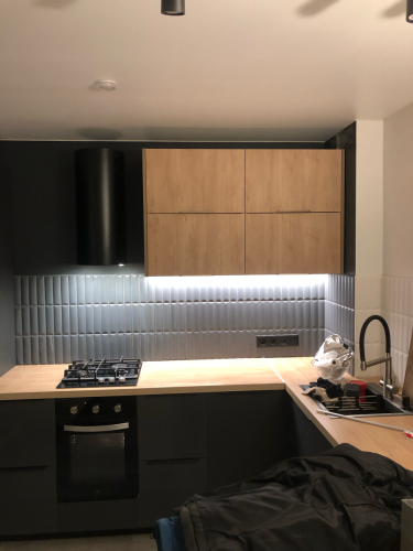 На кухне установлены новые шланги для подключения воды к смесителю. Обеспечена надежная герметизация соединений, предотвращающая протечки. Все работы завершены аккуратно и качественно.