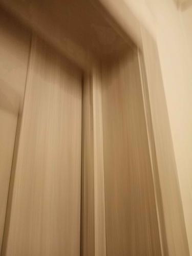 Установлена новая створка, закреплены петли, отрегулированы зазоры, зафиксирована коробка, добавлены наличники, проверена плавность открывания и закрывания, обеспечена надежная фиксация.