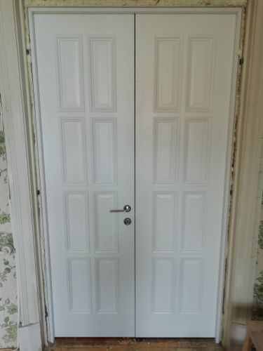 Установка межкомнатной двухстворчатой двери