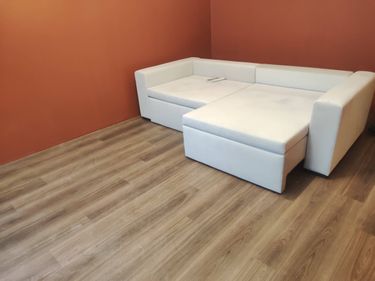 На ровное основание уложено покрытие, стыки аккуратно подогнаны, поверхность ровная, без зазоров, создавая гармоничный вид помещения.