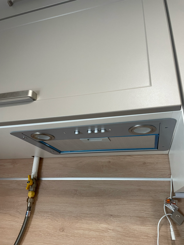 Установлено оборудование, подключены трубы и электричество, проверена герметичность соединений, выполнено тестирование системы для обеспечения корректной работы.