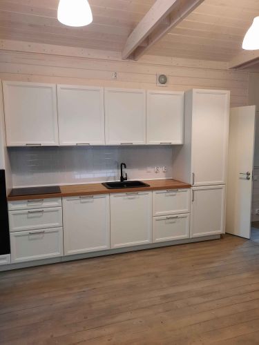 Установлены шкафы, закреплены фасады, смонтирована столешница, врезана мойка, подключен смеситель, установлена варочная панель, выровнены поверхности, выполнена подгонка деталей.