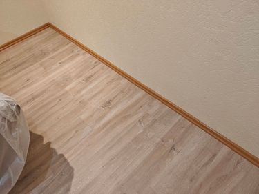 Монтаж пластикового плинтуса