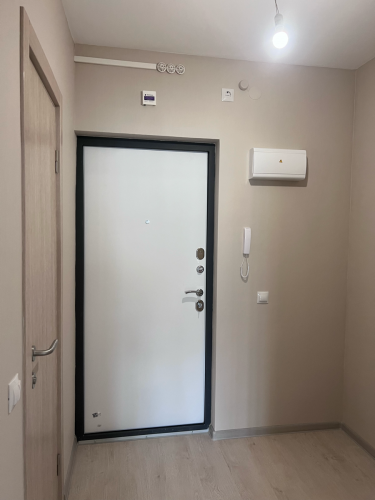 Стены покрыты свежим слоем краски, создавая ровную и аккуратную поверхность. Цвет гармонично сочетается с интерьером, придавая помещению современный и стильный вид.