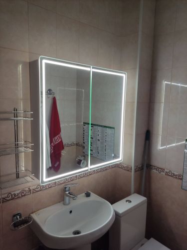 Установлен зеркальный шкаф с подсветкой над раковиной в ванной комнате. Закреплен на стене, подключено освещение, проверена устойчивость конструкции.