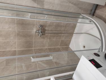 Подключено устройство к водопроводу и канализации, выровнено по уровню, проверена работа, установлены фильтры, подключен шланг, проведено тестирование, устранены протечки, закреплено на месте.