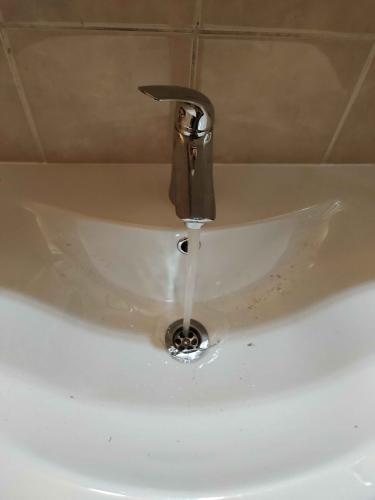 Установлена раковина, подключен смеситель, обеспечен слив воды. Проведены герметизация и проверка системы на утечки. Завершено подключение к водопроводу и канализации.