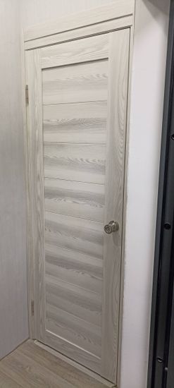 Установлена новая створка, закреплены петли, врезан замок, отрегулирована фурнитура, оформлен проем наличниками, выполнена подгонка по высоте и ширине, обеспечена плавная работа.