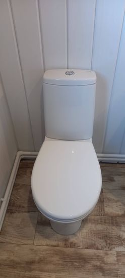 Установлено новое сантехническое оборудование, подключены коммуникации, проверена герметичность соединений, закреплено на полу, выполнена регулировка сливного механизма.