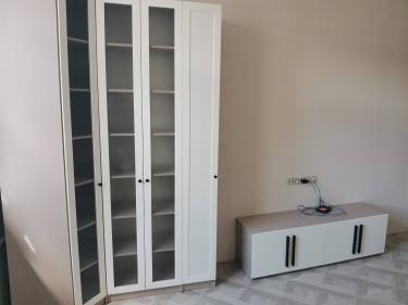 Собрана тумба с ящиками: установлены направляющие, закреплены фасады, проверена плавность выдвижения. Все элементы надежно зафиксированы, обеспечена устойчивость конструкции.