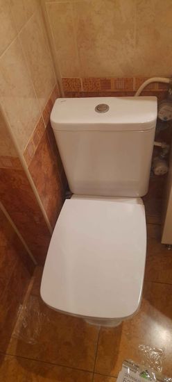 Установлено сантехническое оборудование: подключение к водопроводу, герметизация соединений, фиксация на полу, проверка функционирования, устранение протечек, настройка сливного механизма.