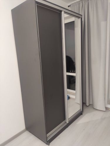 Собран шкаф с раздвижными дверцами, установлены направляющие, закреплены полки, отрегулированы механизмы, проверена устойчивость конструкции, завершена установка зеркала.