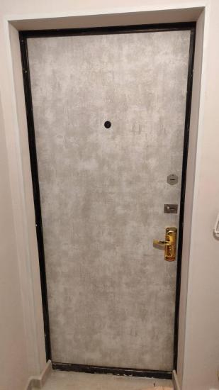 Изображение двери с обновленным замком. Проведена замена старого механизма, установка нового, проверка работоспособности, регулировка. Устранены дефекты, обеспечена надежность.