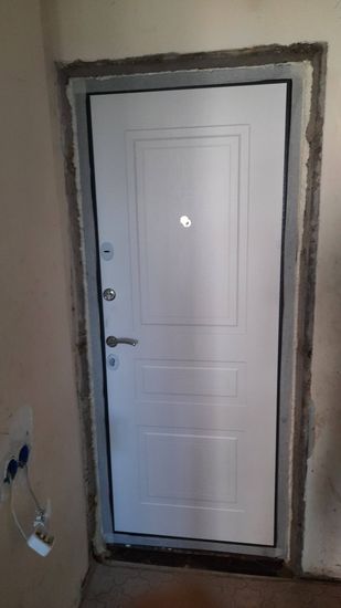 Установлена новая металлическая дверь, выполнена регулировка петель, заменены замки, укреплён дверной проём, обновлены уплотнители для улучшения изоляции и безопасности.