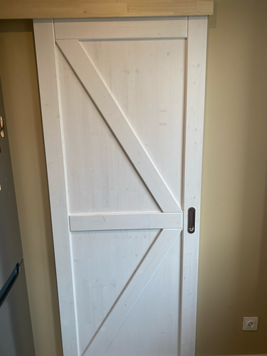 Установлена раздвижная дверь с одной панелью, закреплены направляющие, обеспечено плавное скольжение, проверена фиксация, выполнена регулировка, завершена отделка, проверена функциональность.