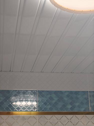 Монтаж реечного потолка