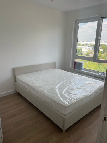 Собрана двуспальная кровать: установлены ножки, закреплены боковины, прикреплено изголовье, уложено основание, размещен матрас. Все элементы надежно зафиксированы, конструкция устойчива.