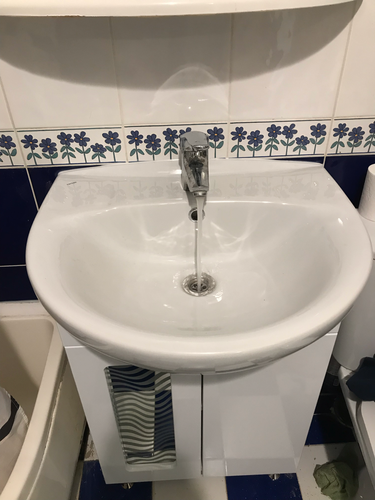 Установлен новый водопроводный кран на раковину. Подключены трубы, проверена герметичность соединений. Вода подается без протечек, система функционирует исправно.