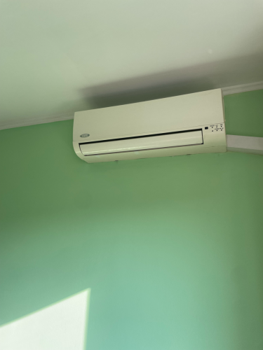 Изображение показывает кондиционер после чистки фильтров, проверки дренажной системы, диагностики электроники и тестирования работы охлаждения. Устройство готово к эксплуатации.